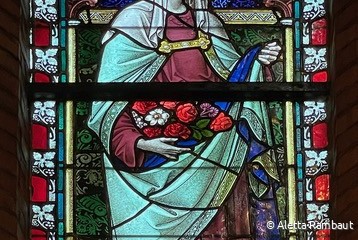 Kleurrijke parels: geheimen van glasramen onthuld